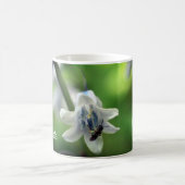 Bee On Bluebell Flower Personalized Koffiemok (Center)