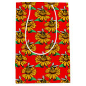 Bee on Sunflower Flower Pattern Design Red  Medium Cadeauzakje (Voorkant)