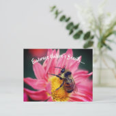 Bee op Daisy Embrace Natuur Inspirerend Briefkaart (Staand voorkant)