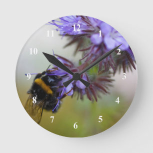 Bee op een blauw zend acryl wandklok
