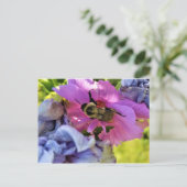 BEE OP EEN PINK HIBISCUS-BRIEFKAART BRIEFKAART (Staand voorkant)