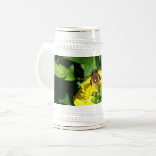 Bee op gele bloemen bierpul (Voorkant links)
