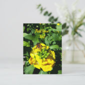 Bee op gele bloemen briefkaart (Staand voorkant)