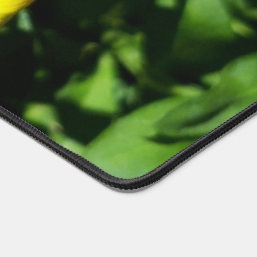 Bee op gele bloemen bureaumat (Hoek)