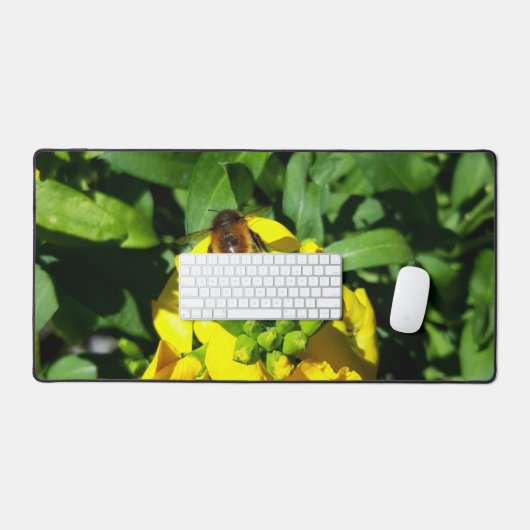 Bee op gele bloemen bureaumat (Keyboard & Muis)