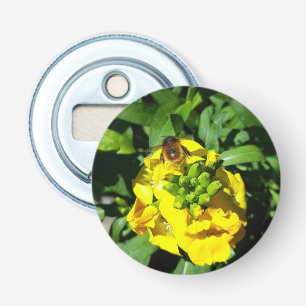 Bee op gele bloemen button flesopener