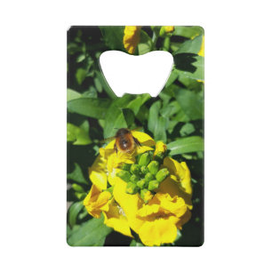 Bee op gele bloemen creditkaart flessenopener