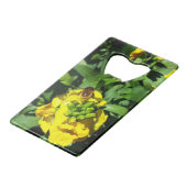 Bee op gele bloemen creditkaart flessenopener (Achterkant Gekanteld)