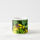 Bee op gele bloemen espresso kop (Voorkant)