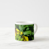 Bee op gele bloemen espresso kop (Voorkant rechts)