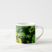 Bee op gele bloemen espresso kop (Rechts)
