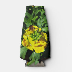Bee op gele bloemen flesjeskoeler