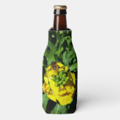 Bee op gele bloemen flesjeskoeler (Fles Voorkant)