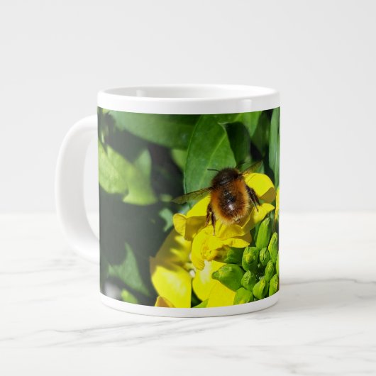 Bee op gele bloemen grote koffiekop (Links)