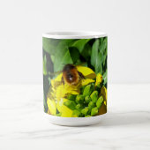 Bee op gele bloemen koffiemok (Center)