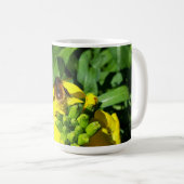 Bee op gele bloemen koffiemok (Voorkant rechts)