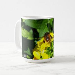 Bee op gele bloemen koffiemok