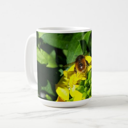 Bee op gele bloemen koffiemok (Voorkant links)