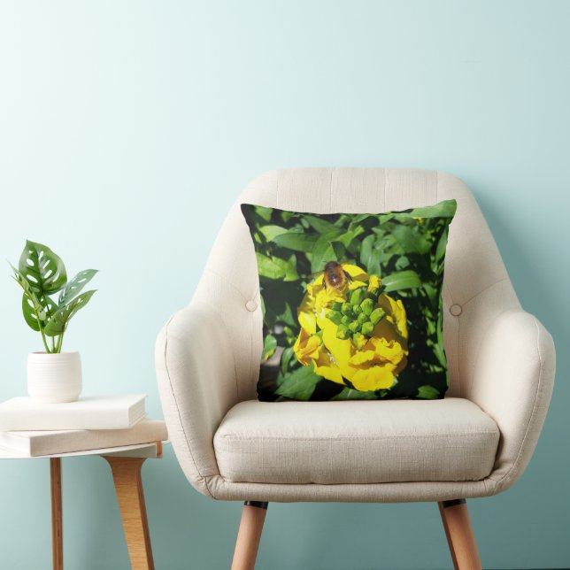 Bee op gele bloemen kussen (Stoel)