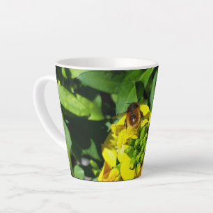Bee op gele bloemen latte mok