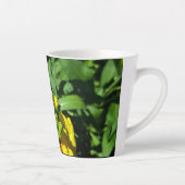 Bee op gele bloemen latte mok (Rechts)
