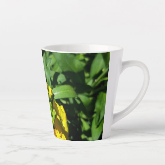 Bee op gele bloemen latte mok (Rechts)