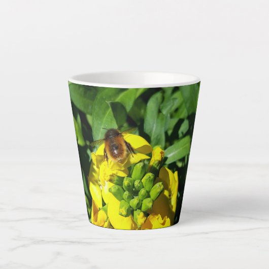 Bee op gele bloemen latte mok (Voorkant)