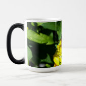 Bee op gele bloemen magische mok (Links)