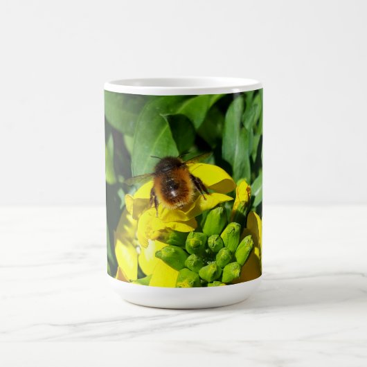 Bee op gele bloemen magische mok (Midden)