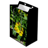 Bee op gele bloemen medium cadeauzakje (Voorkant Gekanteld)