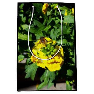 Bee op gele bloemen medium cadeauzakje