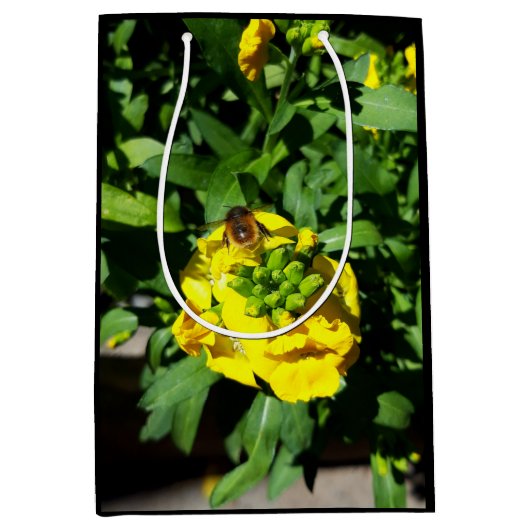 Bee op gele bloemen medium cadeauzakje (Voorkant)