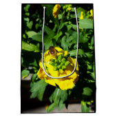 Bee op gele bloemen medium cadeauzakje (Achterkant)