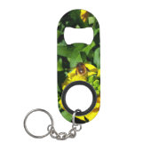 Bee op gele bloemen mini flessenopener (Voorkant)