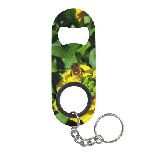 Bee op gele bloemen mini flessenopener (Achterkant)