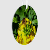 Bee op gele bloemen ornament (voorkant)
