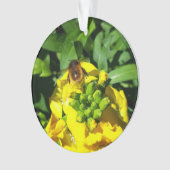 Bee op gele bloemen ornament (voorkant)