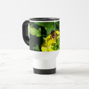 Bee op gele bloemen reisbeker