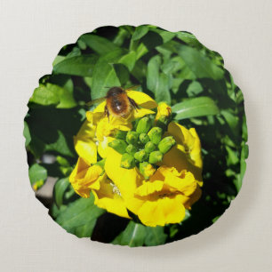 Bee op gele bloemen rond kussen