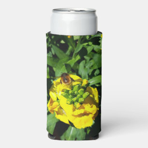 Bee op gele bloemen seltzer blikjeskoeler