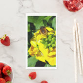 Bee op gele bloemen servet (Insitu)