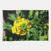 Bee op gele bloemen theedoek (Horizontaal)