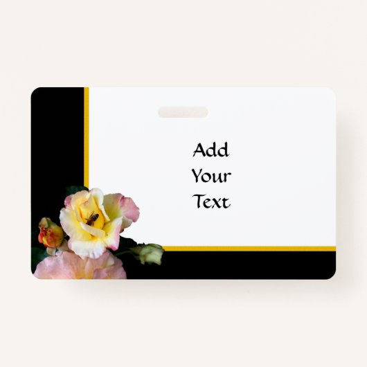 Bee op roze gele rozenbloemen badge (Voorkant)