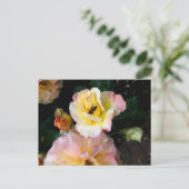 Bee op roze gele rozenbloemen briefkaart (Staand voorkant)