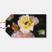 Bee op roze gele rozenbloemen cadeaulabel (Achterkant Horizontaal)