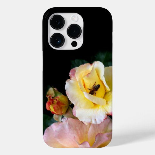 Bee op roze gele rozenbloemen Case-Mate iPhone case (Achterkant)