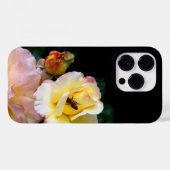 Bee op roze gele rozenbloemen Case-Mate iPhone case (Achterkant (horizontaal))