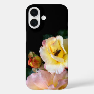 Bee op roze gele rozenbloemen iPhone 16 hoesje
