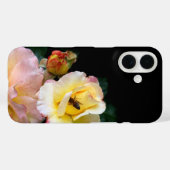 Bee op roze gele rozenbloemen Case-Mate iPhone case (Achterkant (horizontaal))