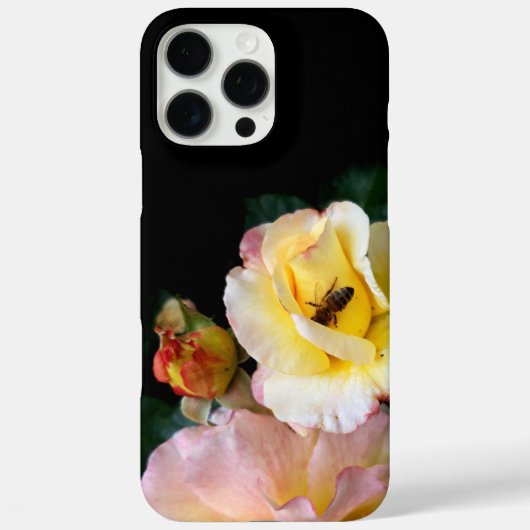 Bee op roze gele rozenbloemen Case-Mate iPhone case (Achterkant)